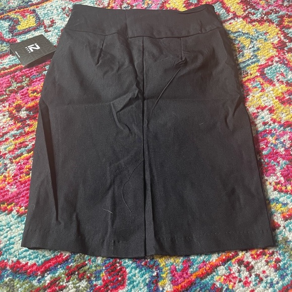 Black skirt - Picture 2 of 3